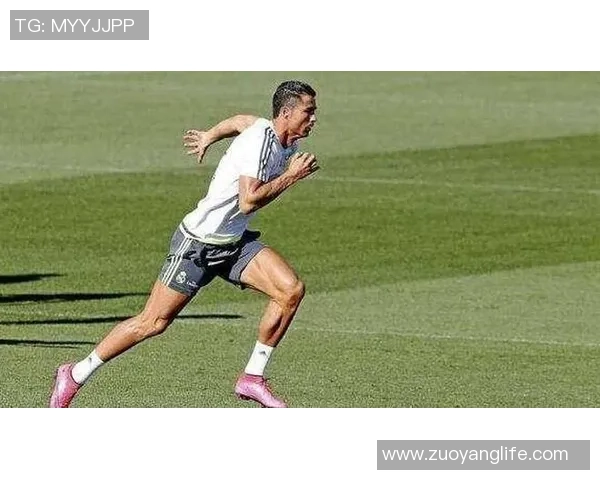 足球宝贝引发话题的球星是谁 揭秘背后的故事与影响